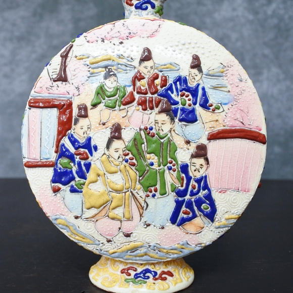 Antique Japanese Moriage Satsuma Figural Moon Flask Vase - Picture 2 of 11